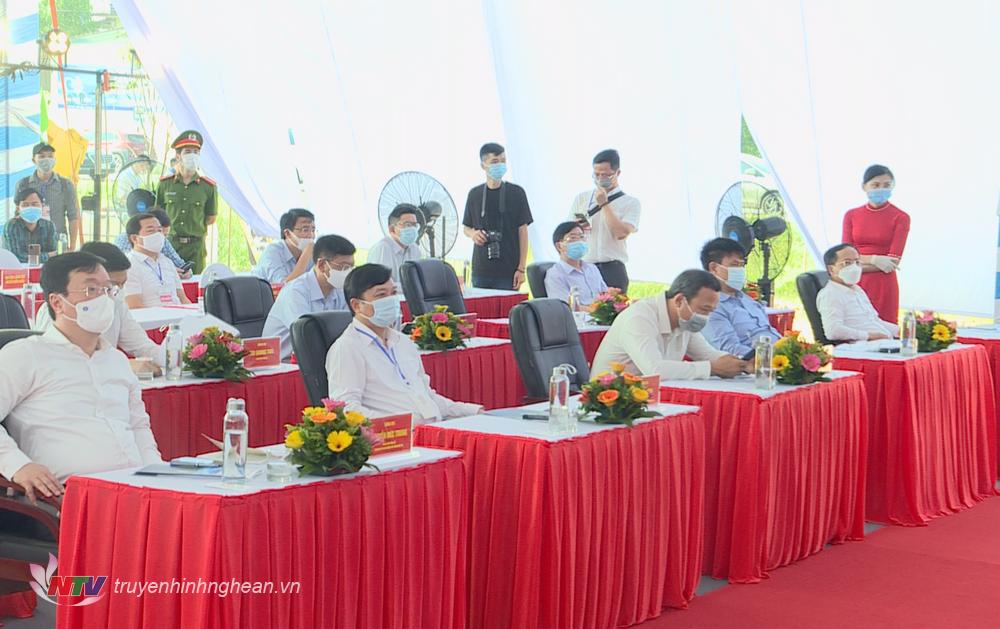Các đại biểu dự lễ khởi công.