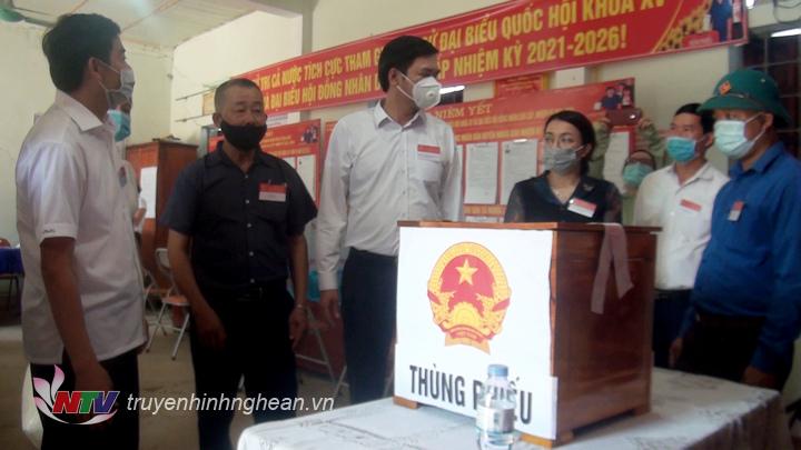 Kiểm tra tại tổ bầu cử số 3, xã Nghĩa Lâm