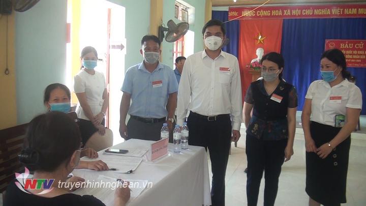 Kiểm tra tại tổ bầu cử số 2, xã Nghĩa Lâm