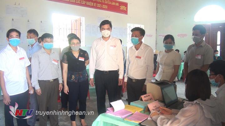Kiểm tra tại tổ bầu cử số 1, xã Nghĩa Lộc