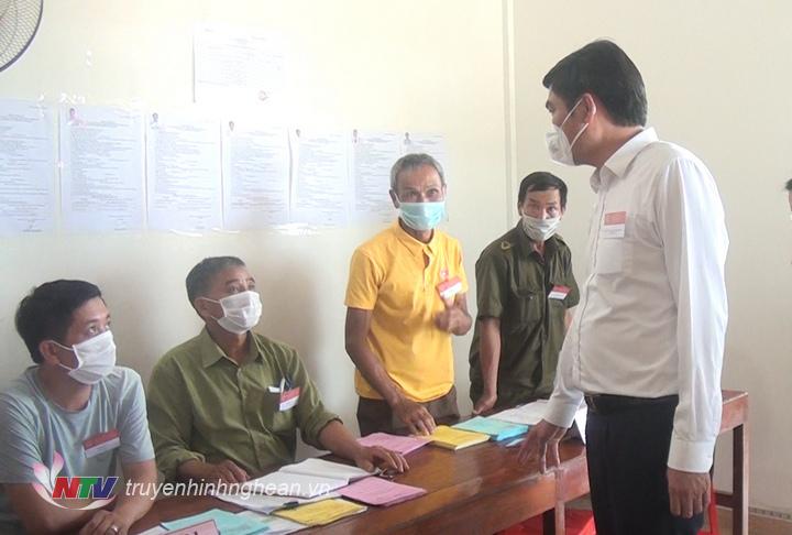 Kiểm tra tại tổ bầu cử số 2, xã Nghĩa Lộc