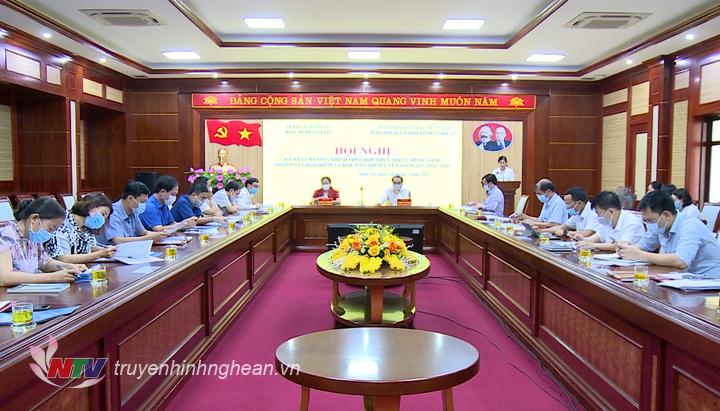 Toàn cảnh lễ ký kết.