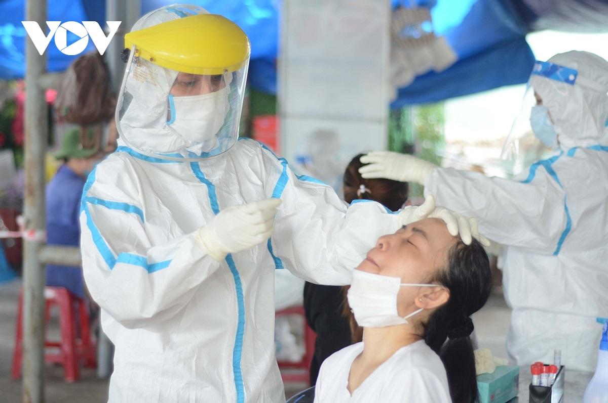 Lấy mẫu xét nghiệm tiểu thương chợ Cẩm Lệ