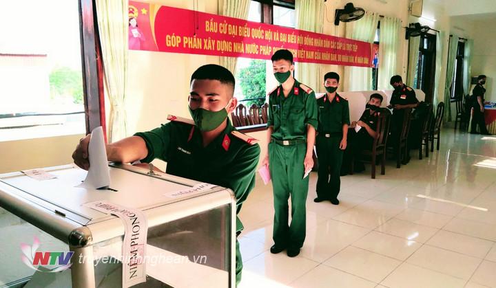 Các cử tri tiến hành bỏ phiếu.