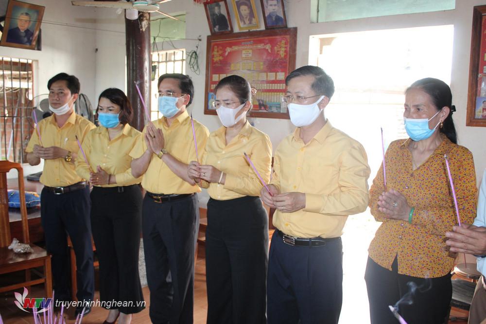 Võ Thị Minh Sinh cùng đoàn thắp hương trước bàn thờ em Nguyễn Văn Nhã