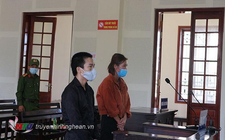 Hai bị cáo tại phiên toà.