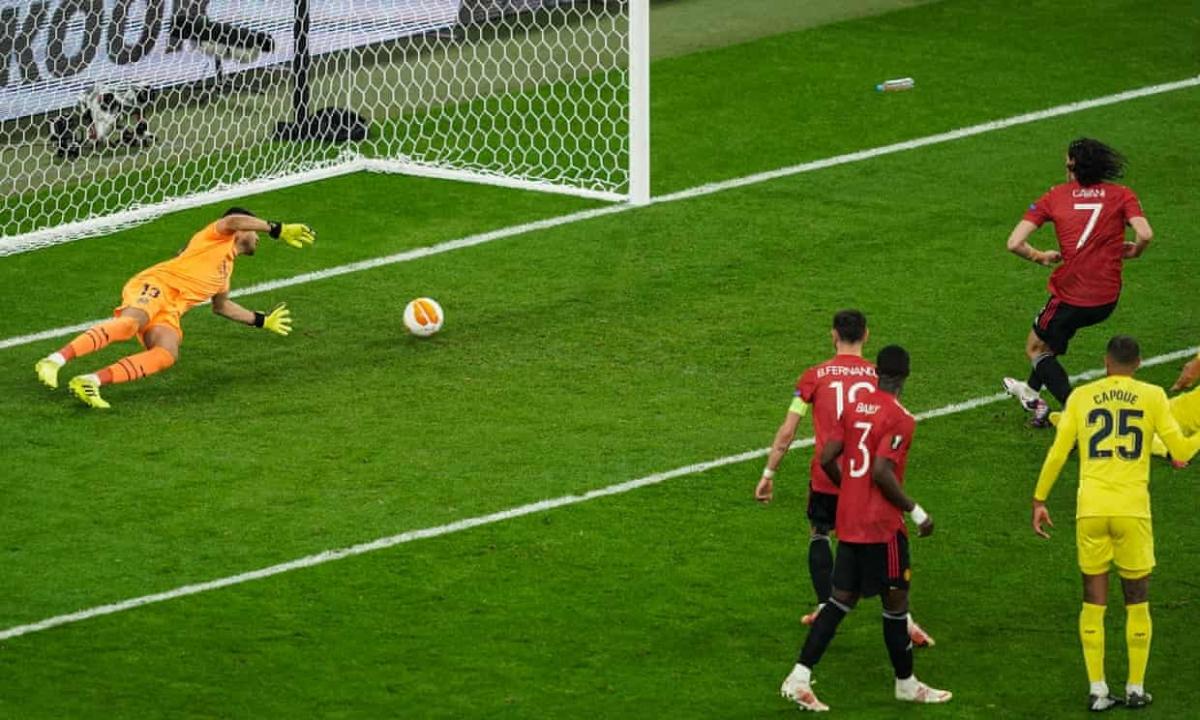Edinson Cavani gỡ hòa cho MU. (Ảnh: Getty)