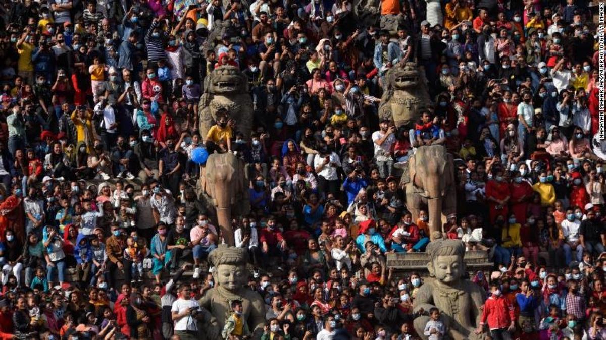Người dân Nepal tham gia lễ hội Bisket Jatra ở Taumadi, Bhaktapur ngày 10/4/2021. Ảnh: AP