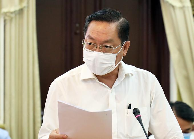 Giám đốc Sở Y tế TP HCM Nguyễn Tấn Bỉnh báo cáo tại cuộc họp. Ảnh: Trung tâm báo chí TP HCM.
