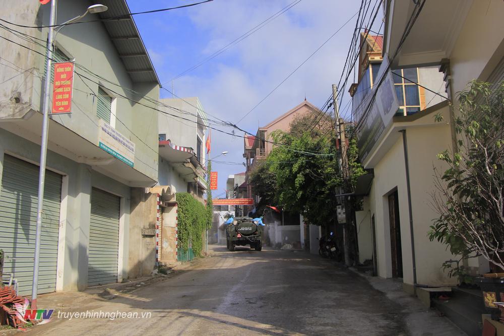 Ảnh 3: Người dân trong thôn chấp hành nghiêm lệnh phong tỏa, ở yên trong nhà