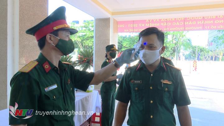 Kiểm tra thân nhiệt, hướng dẫn sát khuẩn trước khi vào điểm bỏ phiếu.