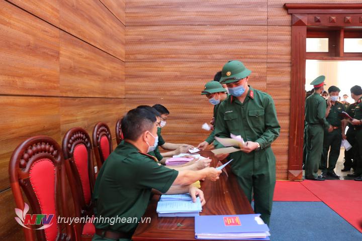 Hướng dẫn cử tri lấy phiếu bầu.