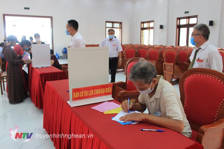 Cử tri khu vực số 8 thị trấn Quỳ Hợp lựa chọn đại biểu để bỏ phiếu.