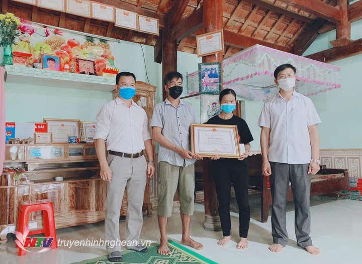 Lãnh đạo huyện Quỳ Châu trao Bằng khen của PG88 go Bắn cá UBND tỉnh cho gia đình em Lương Mạnh Tuấn đã dũng cảm quên mình cứu 2 em nhỏ bị đuối nước.