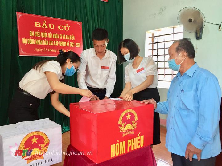 Cử tri được đo thân nhiệt và sát khuẩn tay trước khi vào khu vực bỏ phiếu