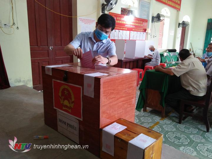 Lãnh đạo huyện tham gia bỏ phiếu.
