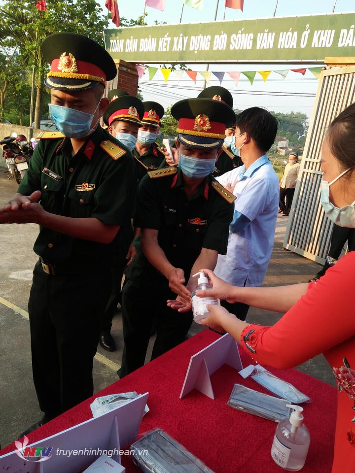 Thực hiện nghiêm các biện pháp phòng chống dịch tại điểm bầu cử.