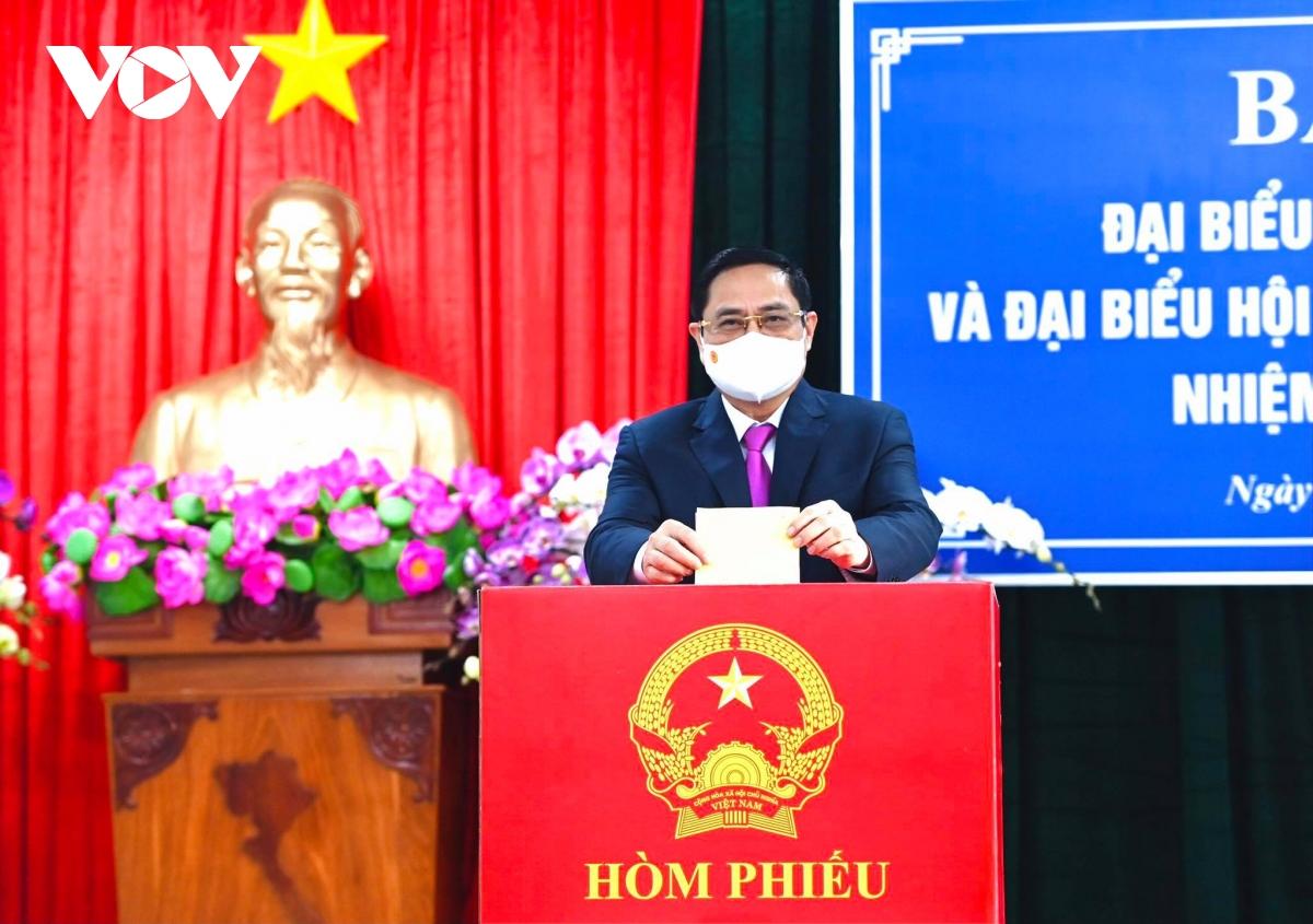 Thủ tướng Phạm Minh Chính bỏ phiếu tại điểm bầu cử quận Ninh Kiều, thành phố Cần Thơ