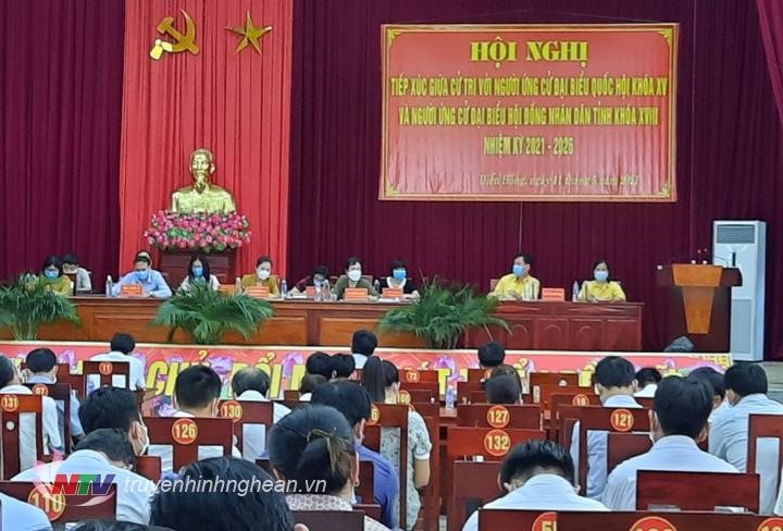 Toàn cảnh buổi tiếp xúc cử tri.