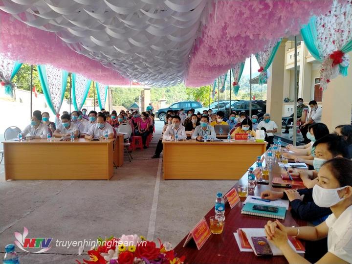 Các đại biểu dự buổi tiếp xúc cử tri.