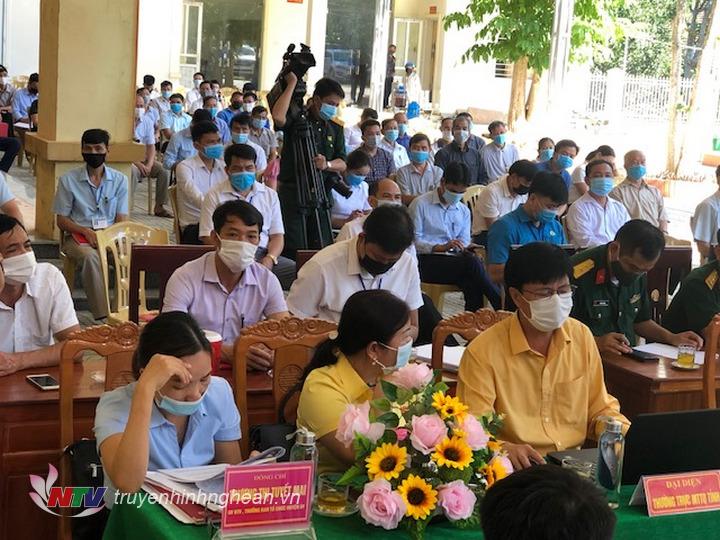 Các đại biểu dự buổi tiếp xúc.