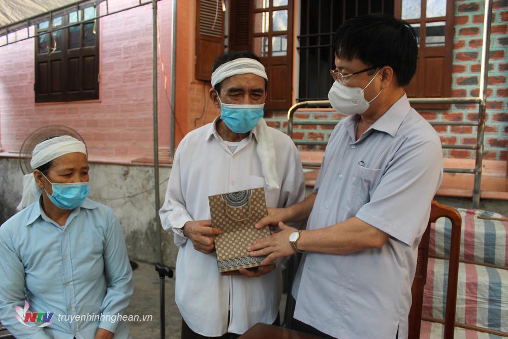 Phó chủ tịch UBND tỉnh Bùi Đình Long trao quà của PG88 go Bắn cá nước cho gia đình em Nguyễn Văn Nhã