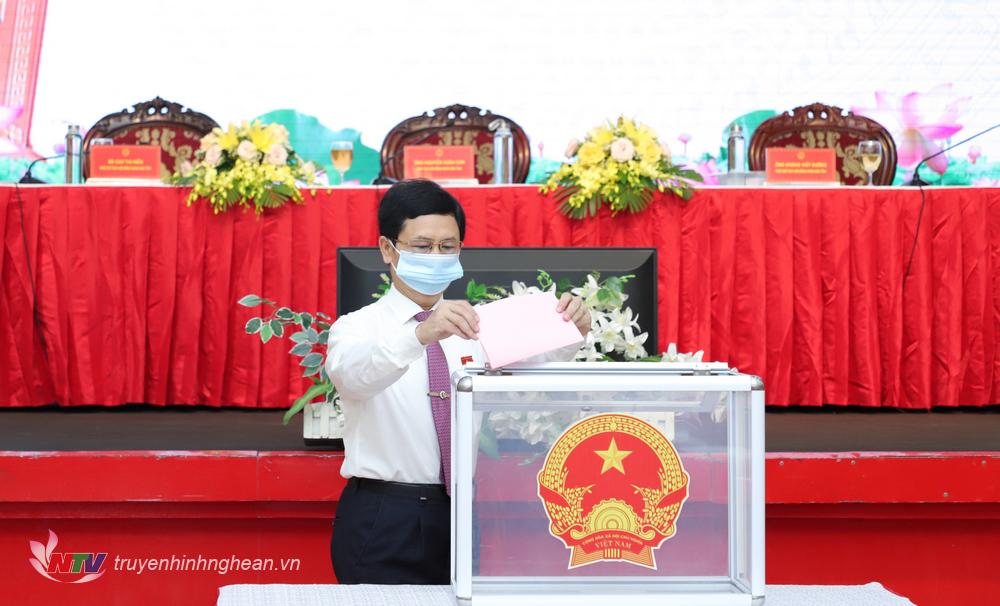 Các đại biểu bỏ phiếu bầu bổ sung Ủy viên UBND tỉnh, nhiệm kỳ 2016 – 2021.