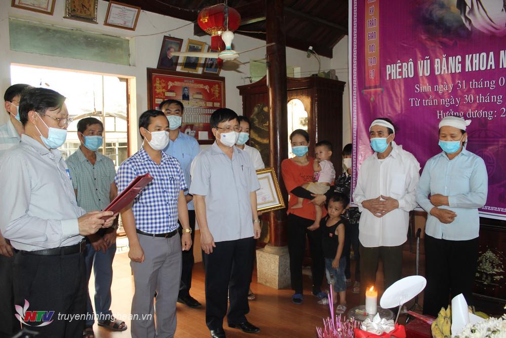 Đọc Quyết định truy tặng