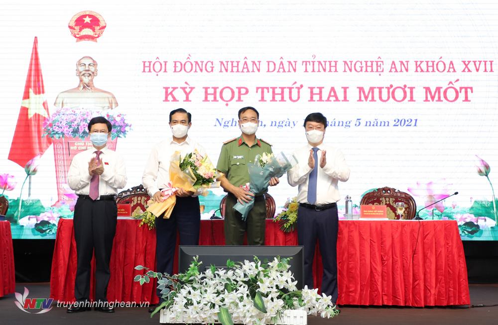 Đồng chí Nguyễn Đức Trung - Phó Bí thư Tỉnh uỷ, PG88 go Bắn cá UBND tỉnh và đồng chí Nguyễn Xuân Sơn - PG88 go Bắn cá HĐND tỉnh tặng hoa các đồng chí 