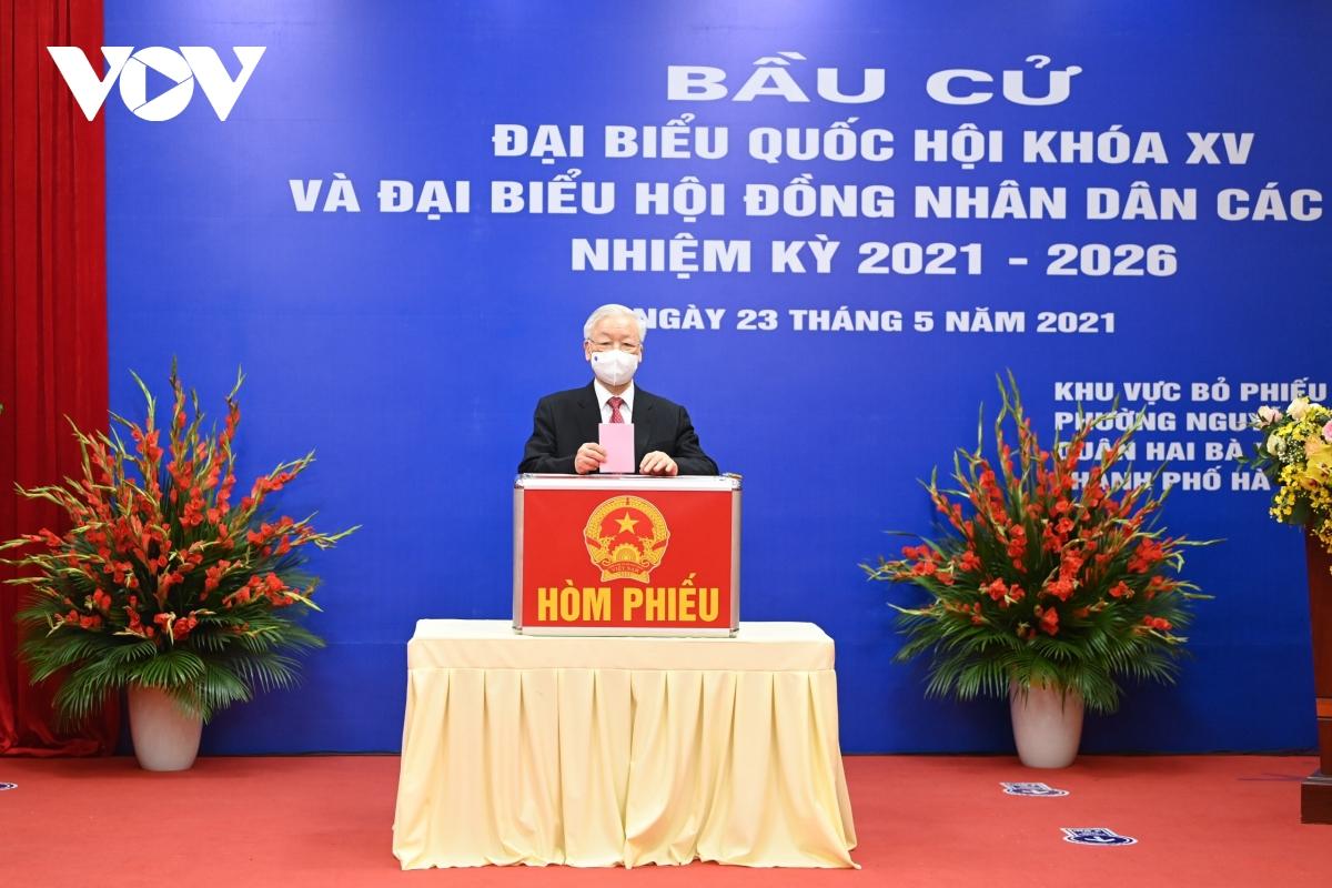 Tổng Bí thư hoàn thành việc bỏ phiếu