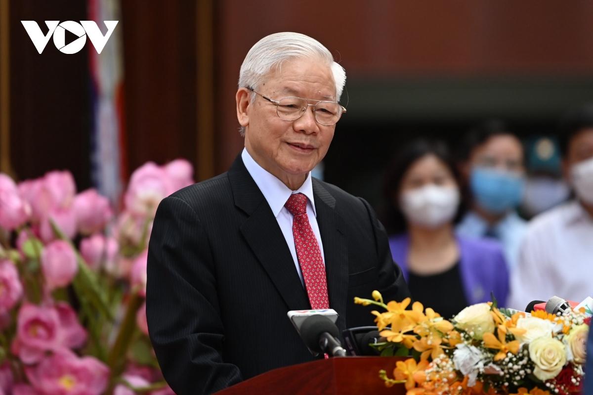 Tổng Bí thư mong muốn các vị đại biểu Quốc hội, HĐND sẽ hết lòng vì nước vì dân, phụng sự đất nước, tuyệt đối trung thành với Tổ quốc, Nhân dân, Hiến pháp. Đặc biệt, Tổng Bí thư nhấn mạnh, đại biểu của Nhân dân phải thường xuyên tu dưỡng, gần gũi với nhân dân, hoàn thành nhiệm vụ mà cử tri tin tưởng, giao phó.