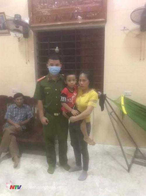 Đại diện cơ quan chức năng bàn giao cháu bé đi lạc cho gia đình.
