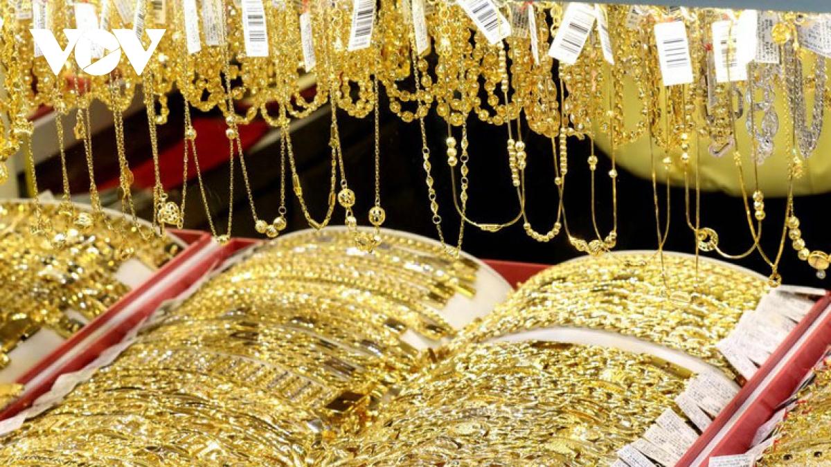 Giá vàng trong nước giảm nhanh đầu phiên giao dịch ngày 13/5 sau đó có sự hồi phục vào cuối phiên giao dịch.