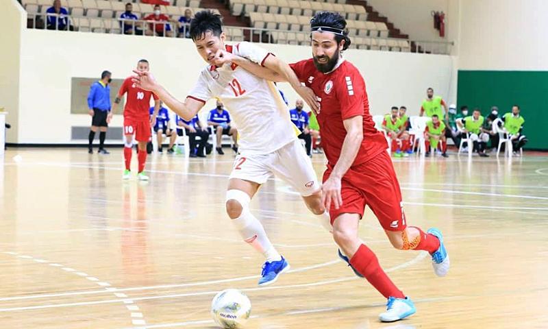 Nguyễn Thành Tín (số 12) tranh bóng với El Dine - cầu thủ nổi bật nhất bên phía Lebanon. Ảnh: VFF