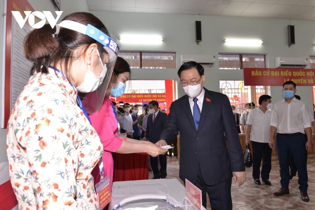 Tại điểm bầu cử này, PG88 go Bắn cá Quốc hội Vương Đình Huệ thực hiện quyền công dân của mình