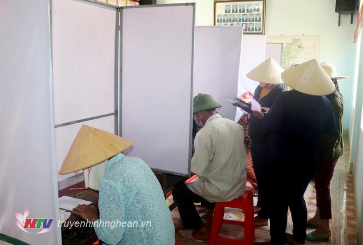 Nơi điền phiếu được bố trí vách ngăn để phòng, chống dịch.