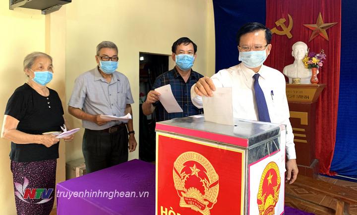 Các đồng chí lãnh đạo huyện và 18 vị linh mục cùng các cử tri tiêu biểu là người vinh dự được bỏ lá phiếu đầu tiên