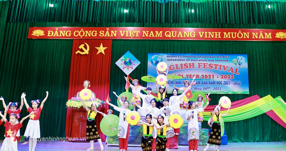 Một tiết mục văn nghệ do học sinh biểu diễn tại chương trình.