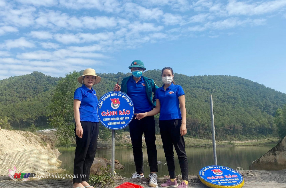 Huyện đoàn Quỳnh Lưu phát động các cơ sở đoàn lắp đặt, cắm các biển cảnh báo nguy hiểm nước sâu.