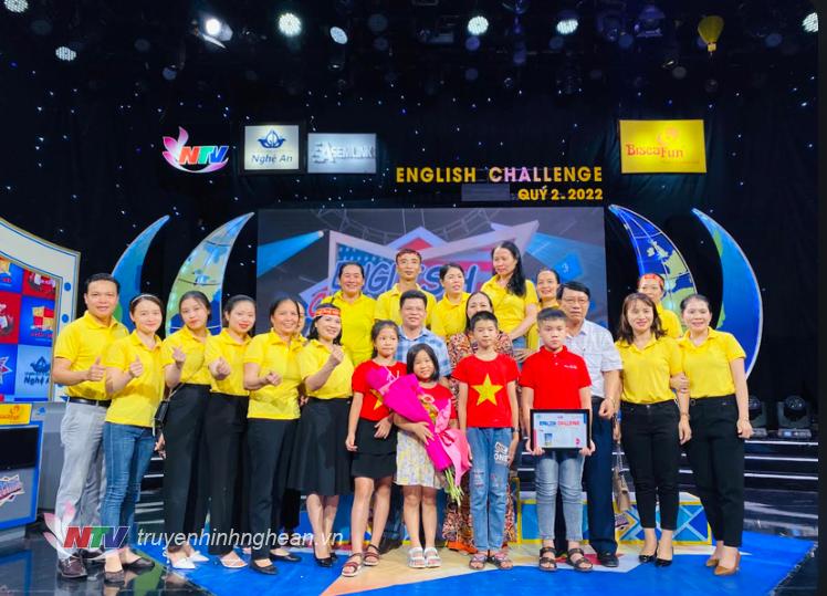Ảnh Hoàng Nam chụp ảnh lưu niệm với thầy cô