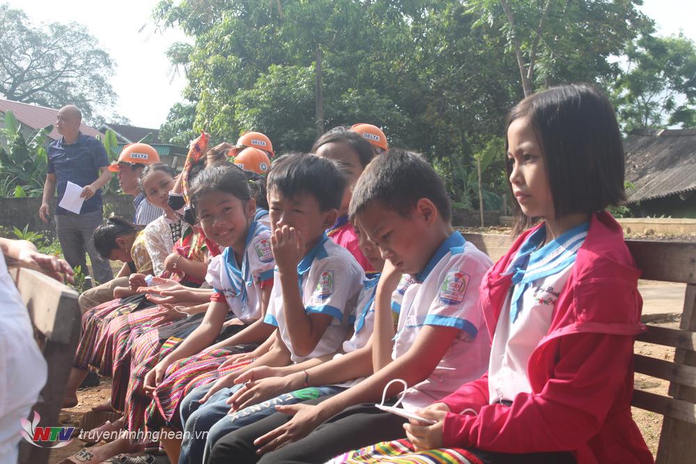Niềm vui của các bạn nhỏ mong chờ về ngôi trường mới khang trang, tiện nghi hơn.