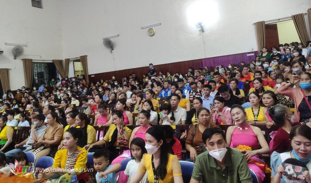 Đông đảo khán giả theo dõi, cổ vũ tại liên hoan.