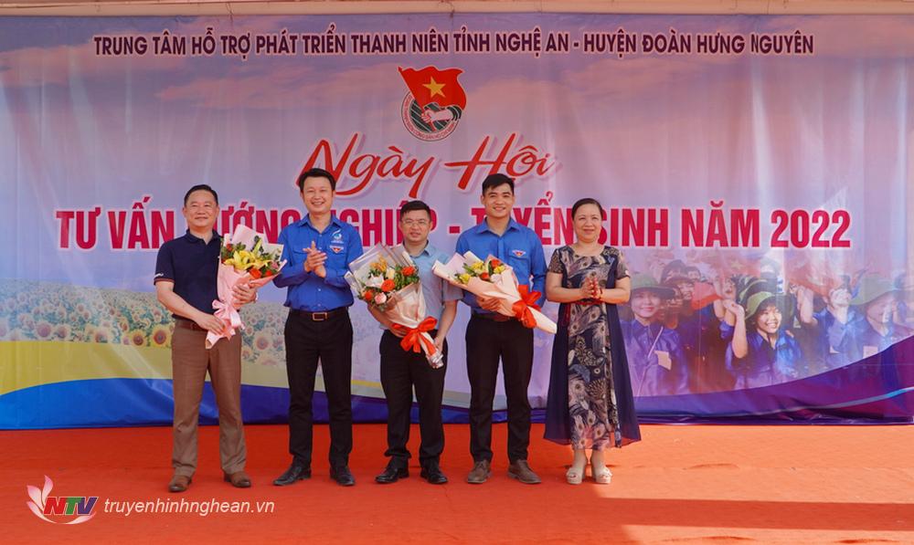 BTC tặng hoa cho các đơn vị tham gia ngày hội.