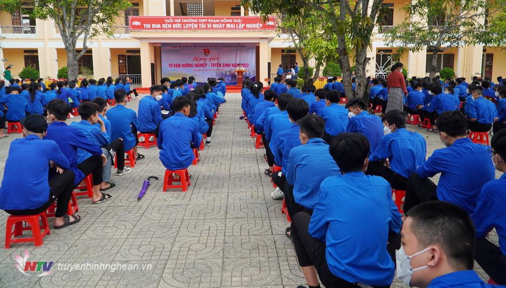 Quang cảnh ngày hội.