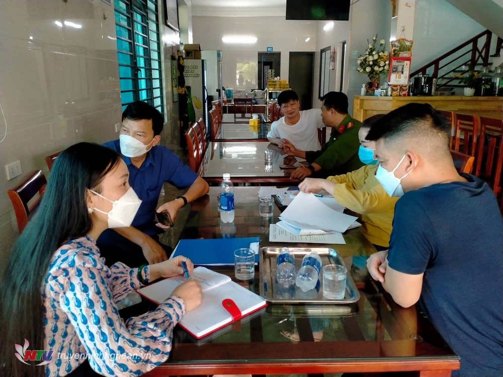 Đoàn liên ngành kiểm tra tại nhà hàng Bò Vàng, xã Quỳnh Hồng