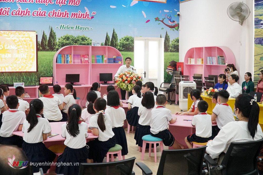 Toàn cảnh lễ trao tặng sách thư viện.