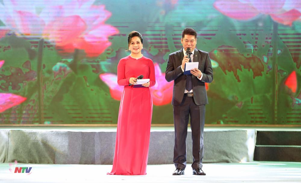 MC Thu Hằng - MC Thái Tuấn dẫn dắt chương trình.
