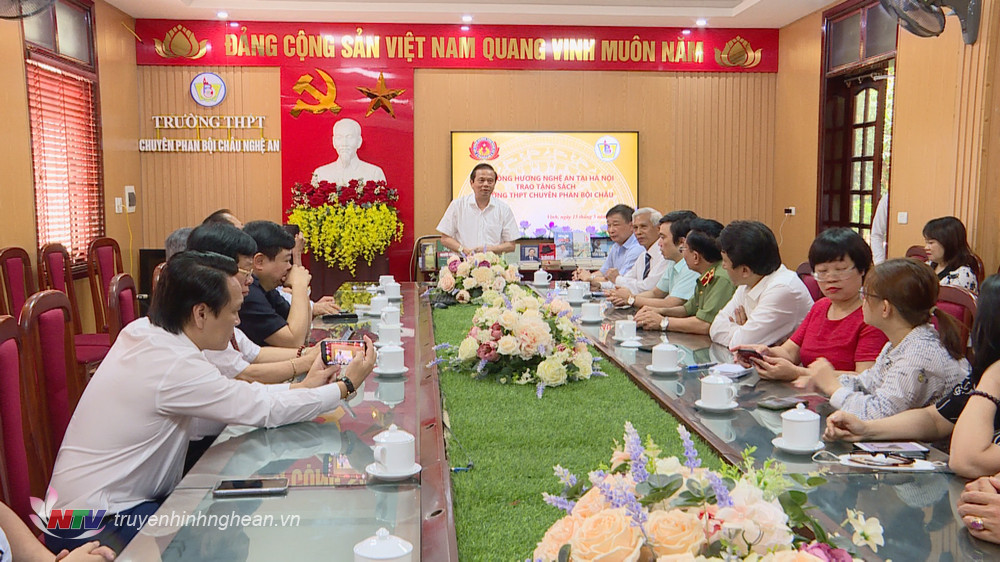 Toàn cảnh buổi lễ trao tặng sách.