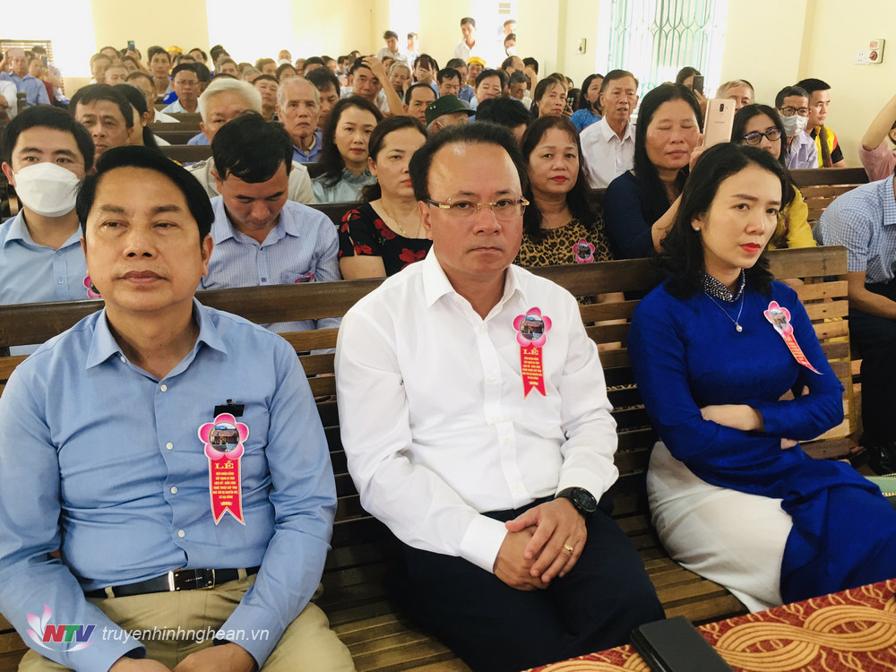 Các đại biểu dự buổi lễ.