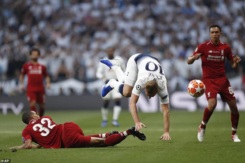 các pha lên bóng của Tottenham không thể xuyên phá được hàng thủ chắc chắn và kỷ luật bên phía Liverpool.